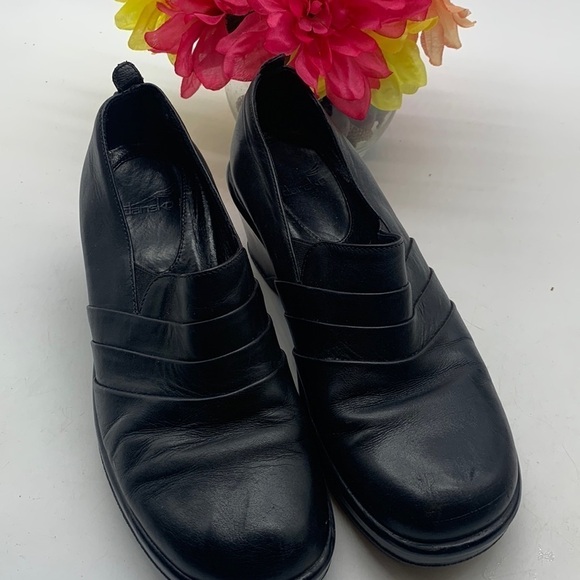 Dansko Black Leather Heeled Loafer Sz 8 /38. DAN0214A - Picture 1 of 12